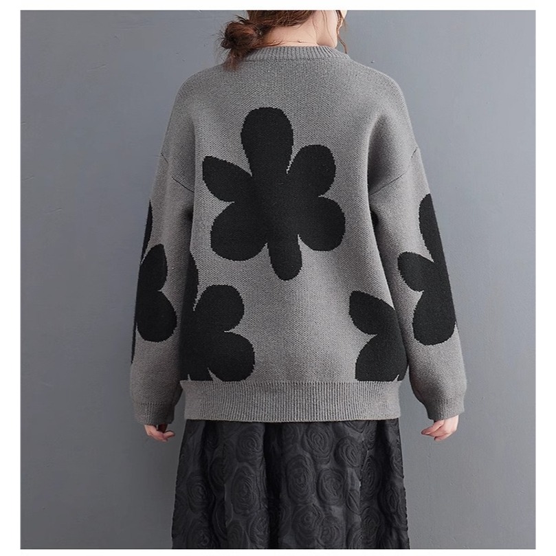 漾貝比【9155628】中大尺碼女裝 高質感圓領撞色花朵保暖針織毛衣．共2色(36-46)-細節圖9