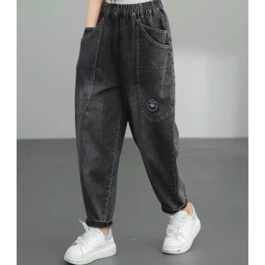 漾貝比【9155629】中大尺碼女裝 大U口袋LOGO九分牛仔哈倫褲(30-40)-細節圖2