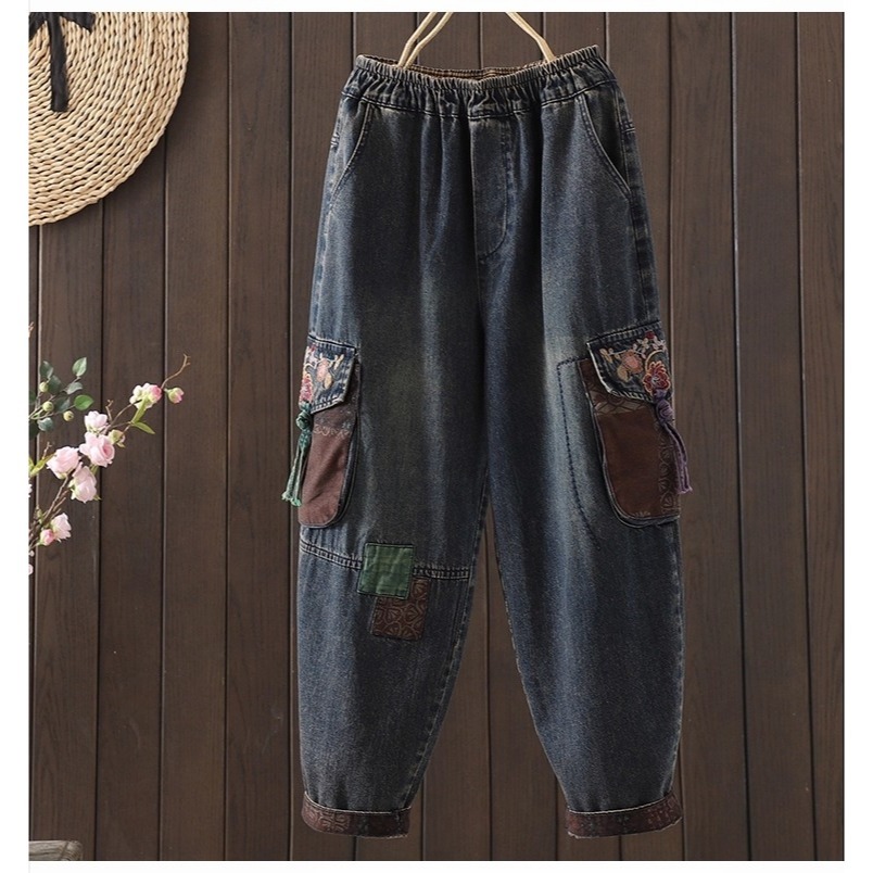 漾貝比【9155630】中大尺碼女裝 復古中國風繡花九分牛仔哈倫褲(28-38)-細節圖2