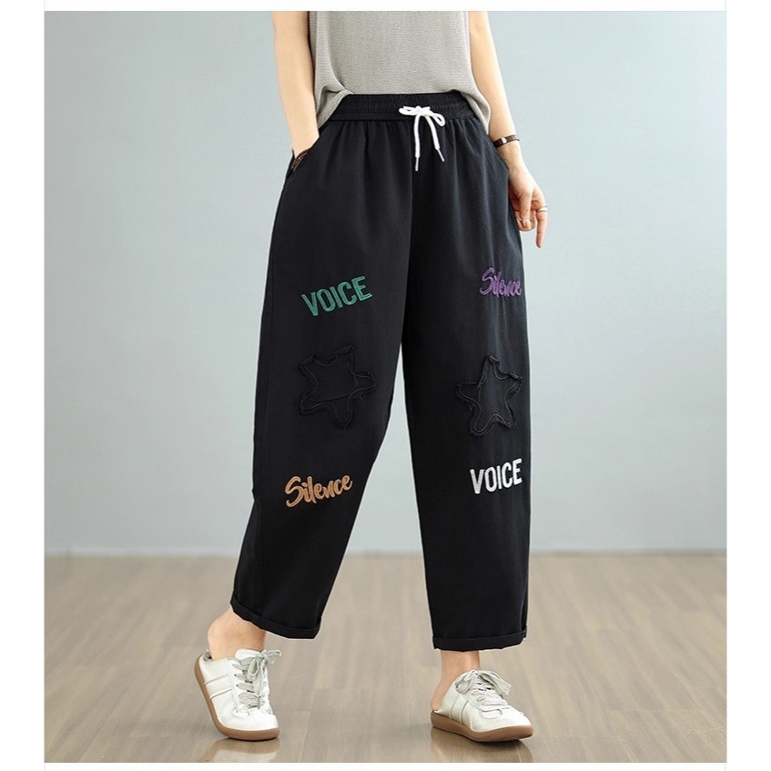 漾貝比【9155675】中大尺碼女裝 貼布星星刺繡英文鬆緊牛仔九分褲．共2色(29-40)-細節圖3