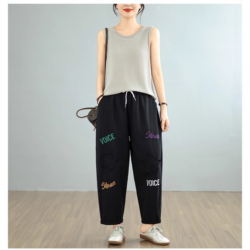 漾貝比【9155675】中大尺碼女裝 貼布星星刺繡英文鬆緊牛仔九分褲．共2色(29-40)-細節圖5