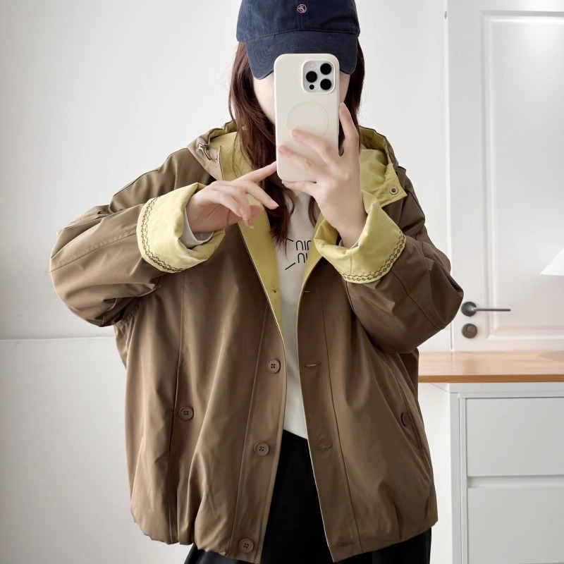 漾貝比【9155705】中大尺碼女裝 撞色滾邊菱格刺繡連帽保暖夾棉外套 (38-54)-細節圖2