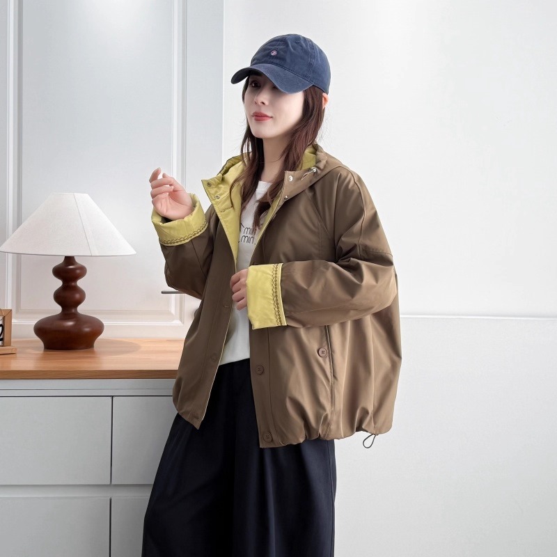 漾貝比【9155705】中大尺碼女裝 撞色滾邊菱格刺繡連帽保暖夾棉外套 (38-54)-細節圖3