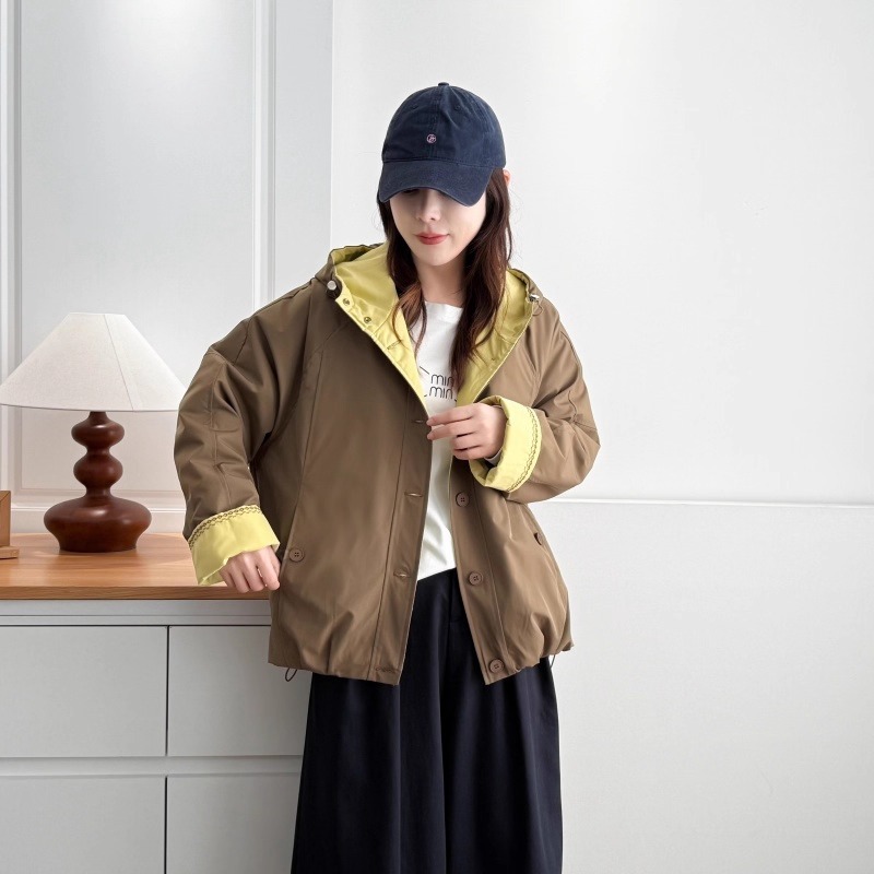 漾貝比【9155705】中大尺碼女裝 撞色滾邊菱格刺繡連帽保暖夾棉外套 (38-54)-細節圖4