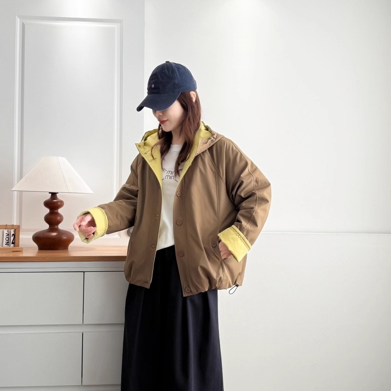 漾貝比【9155705】中大尺碼女裝 撞色滾邊菱格刺繡連帽保暖夾棉外套 (38-54)-細節圖5