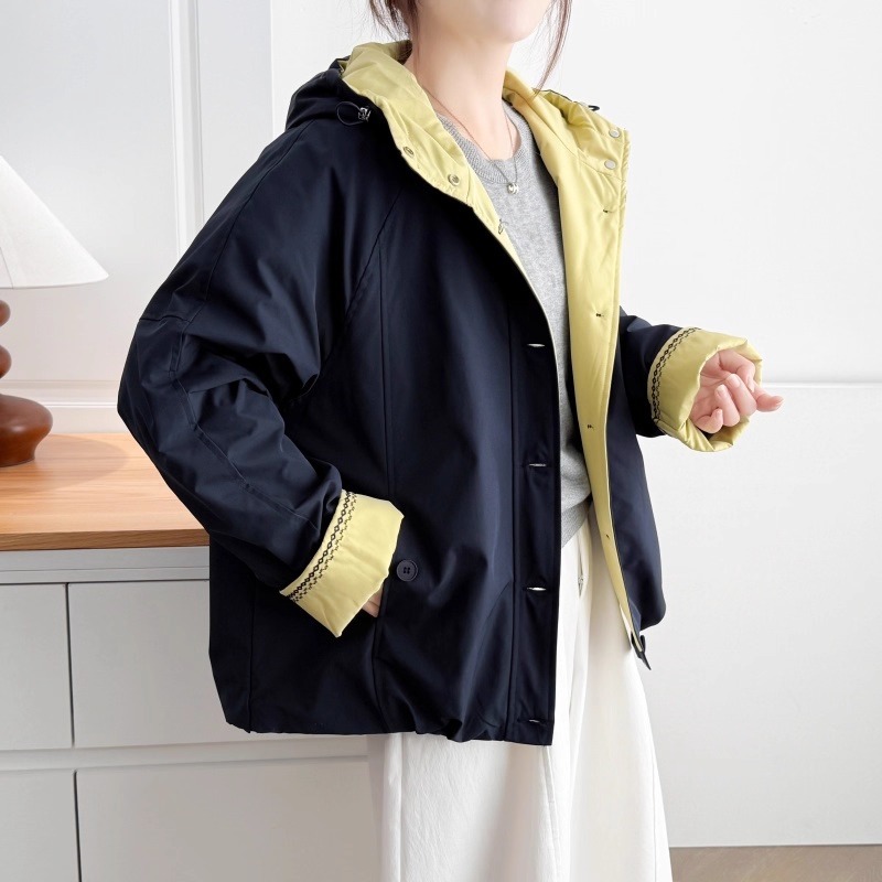 漾貝比【9155705】中大尺碼女裝 撞色滾邊菱格刺繡連帽保暖夾棉外套 (38-54)-細節圖7