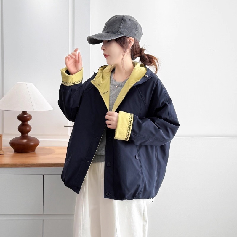 漾貝比【9155705】中大尺碼女裝 撞色滾邊菱格刺繡連帽保暖夾棉外套 (38-54)-細節圖8