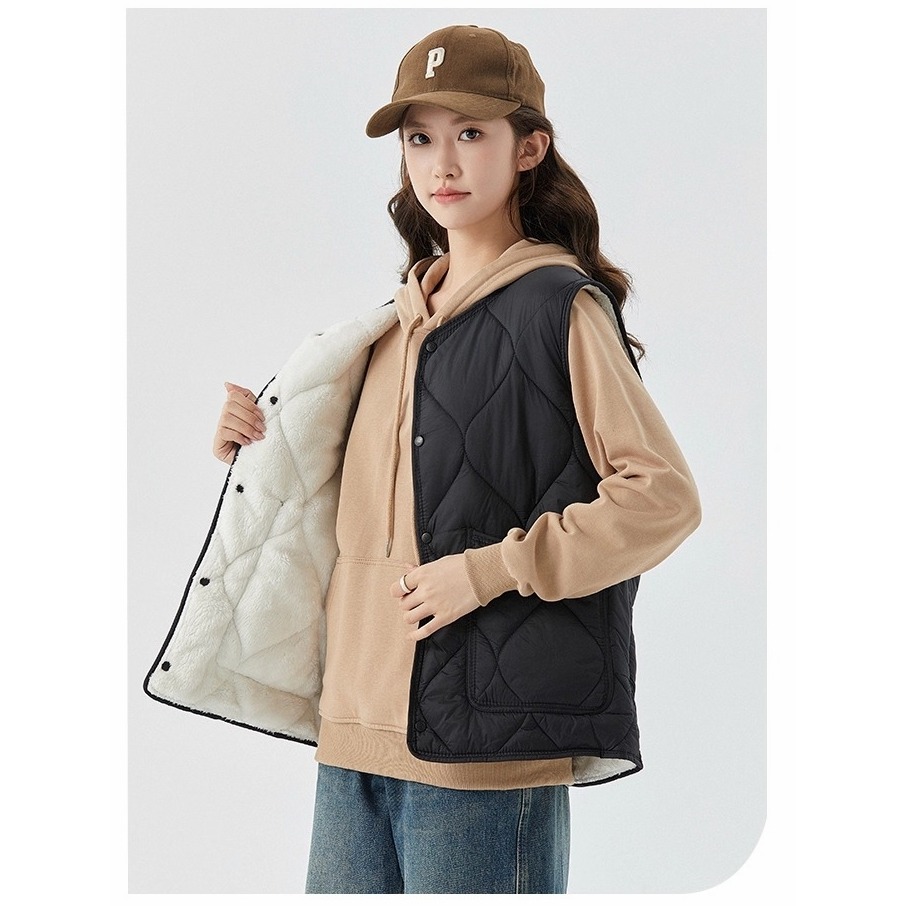 漾貝比【9155708】中大尺碼女裝 圓領暗釦葫蘆車線羔羊毛夾棉背心．共2色 (38-50)-細節圖2