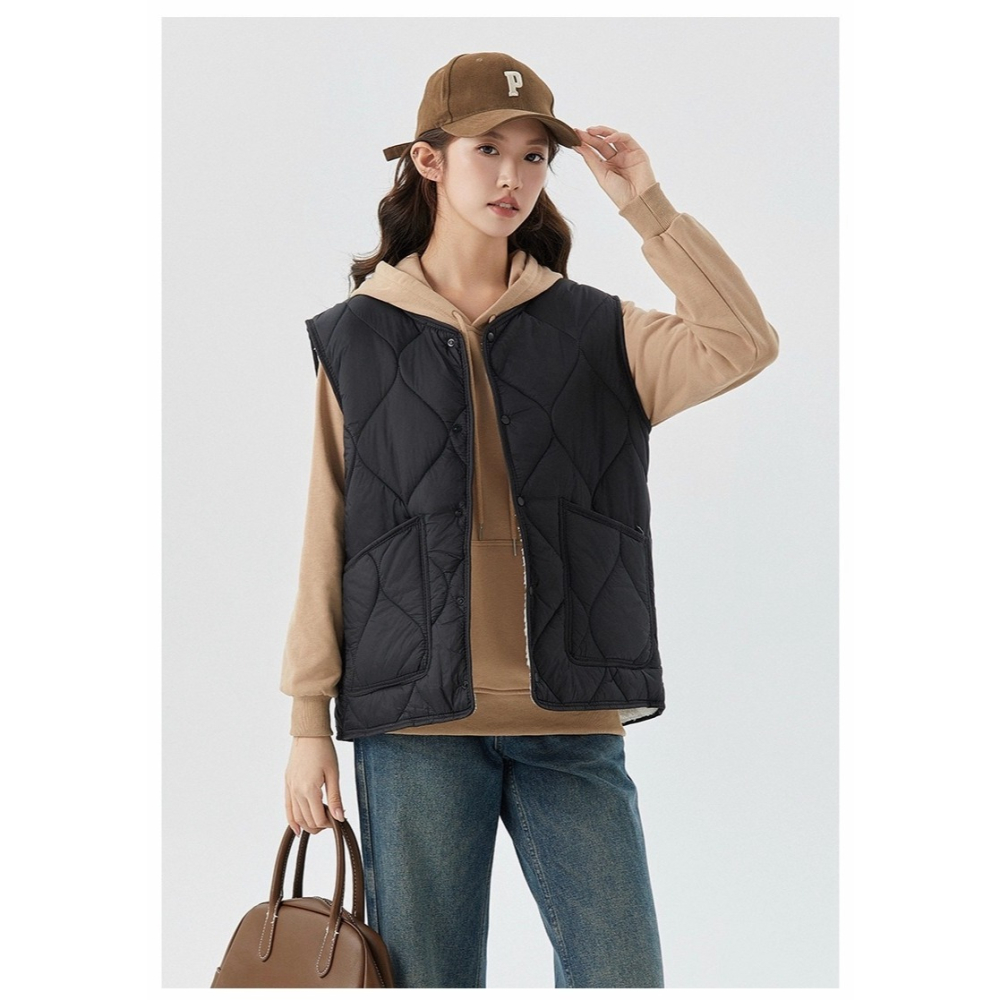 漾貝比【9155708】中大尺碼女裝 圓領暗釦葫蘆車線羔羊毛夾棉背心．共2色 (38-50)-細節圖4