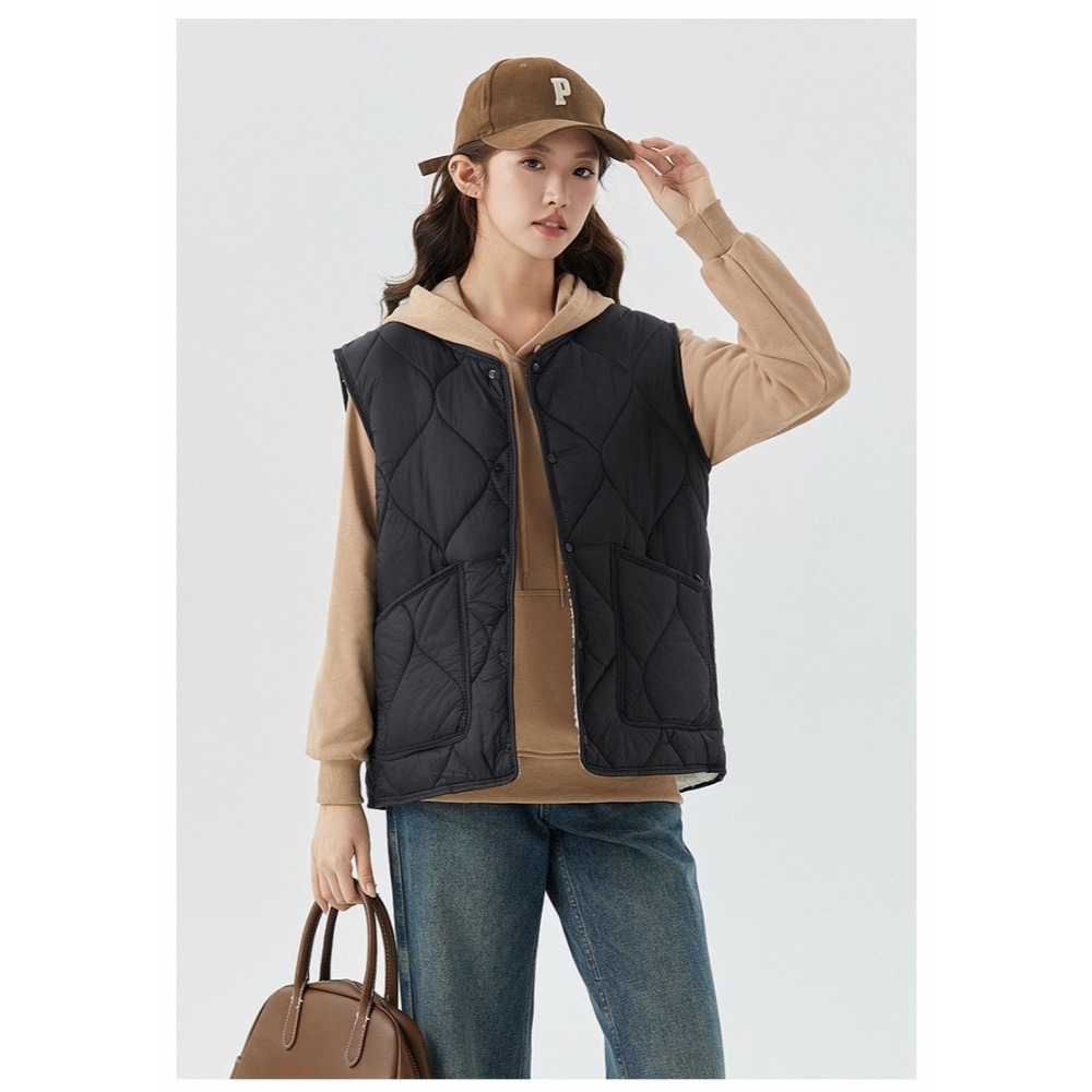 漾貝比【9155708】中大尺碼女裝 圓領暗釦葫蘆車線羔羊毛夾棉背心．共2色 (38-50)-規格圖9