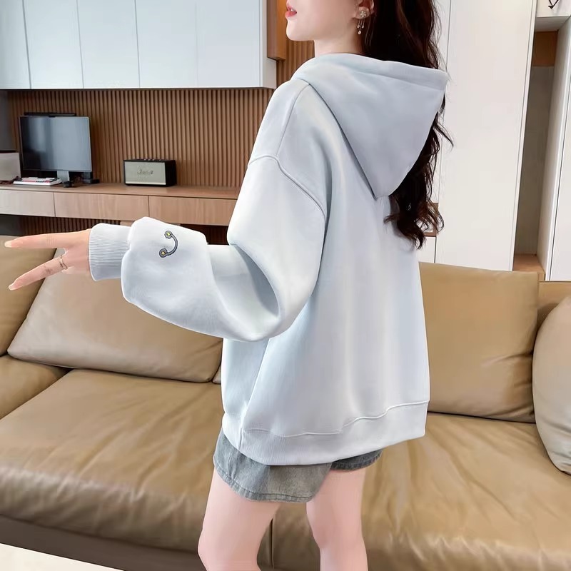 漾貝比【9155713】中大尺碼女裝 刺繡耳機小狗造型垂繩口袋加絨加厚連帽T (36-49)-細節圖3