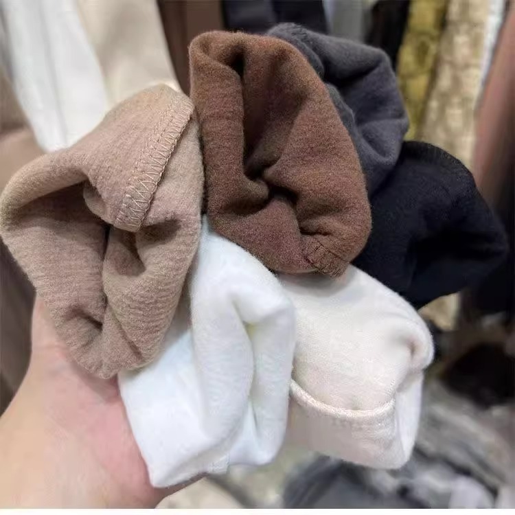 漾貝比【9155701】中大尺碼女裝 純色小V領德絨保暖內搭上衣．共2色 (36-48)-細節圖9