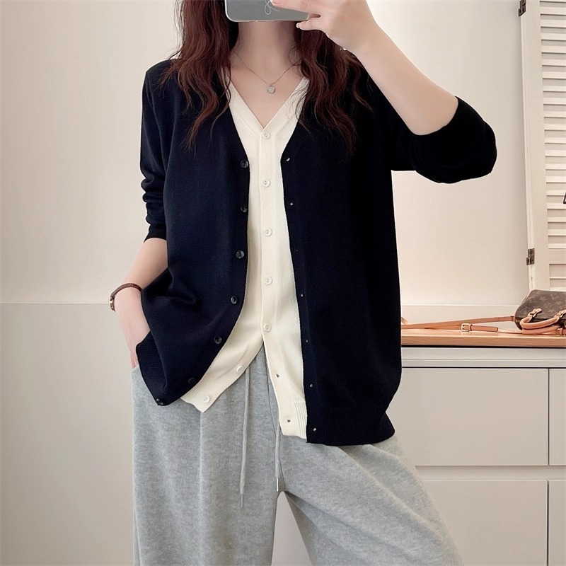 漾貝比【9155763】中大尺碼女裝 雙V撞色中排釦假兩件式毛衣．共2色 (38-50)-細節圖2