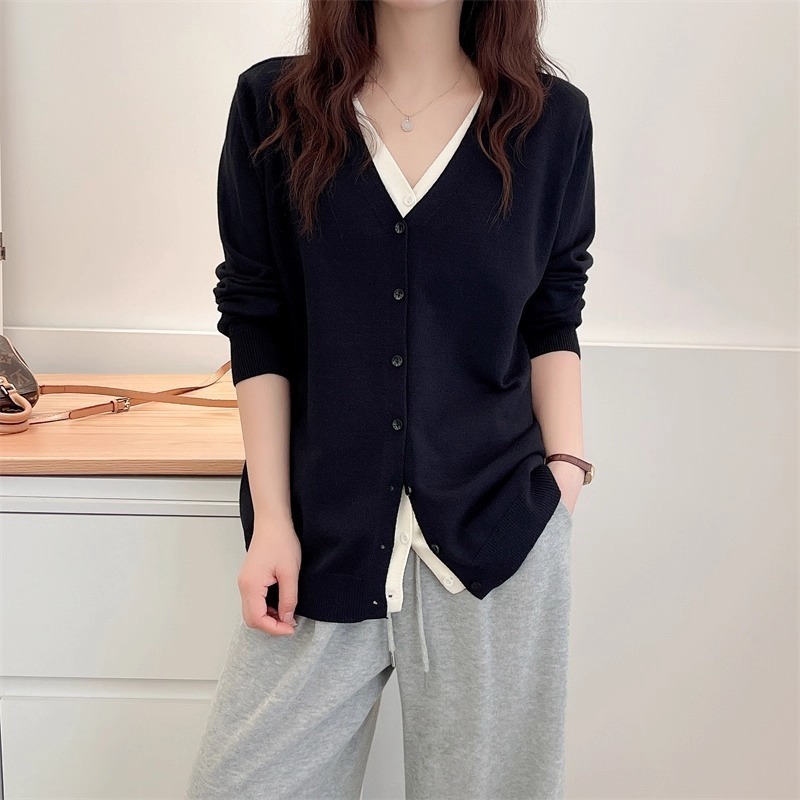 漾貝比【9155763】中大尺碼女裝 雙V撞色中排釦假兩件式毛衣．共2色 (38-50)-細節圖4