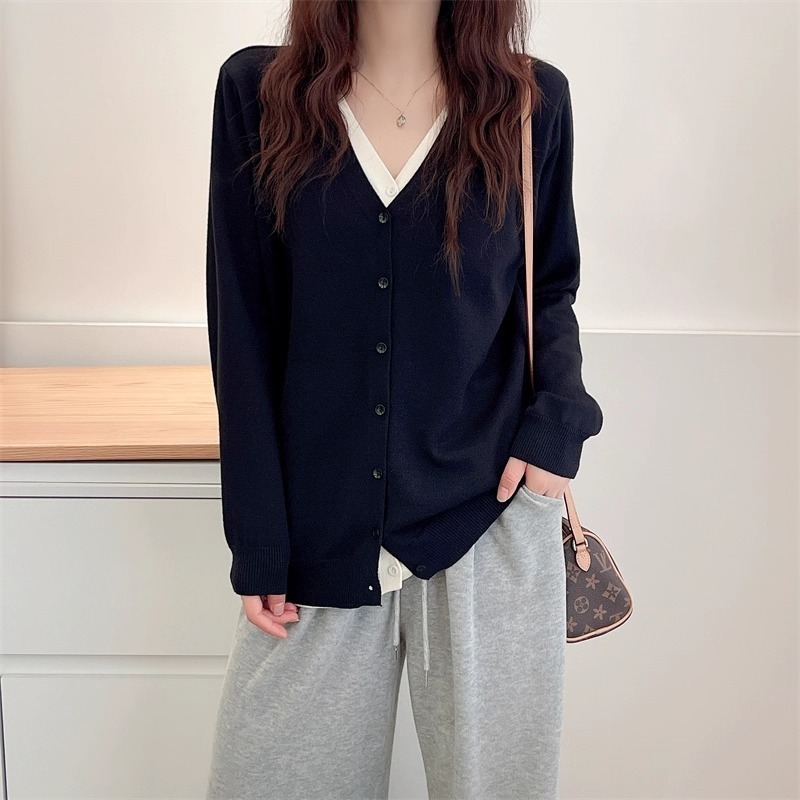 漾貝比【9155763】中大尺碼女裝 雙V撞色中排釦假兩件式毛衣．共2色 (38-50)-細節圖5