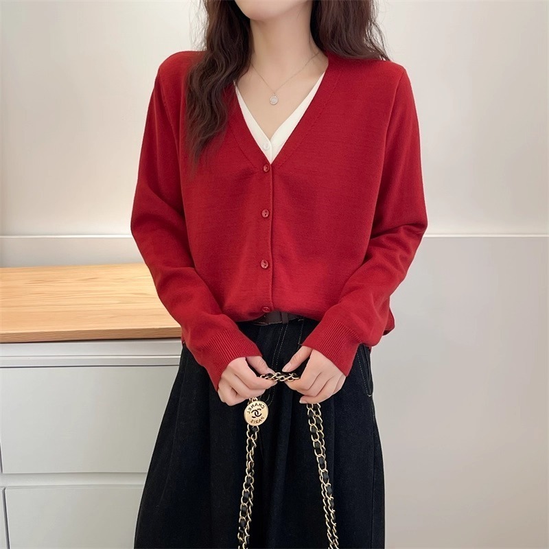 漾貝比【9155763】中大尺碼女裝 雙V撞色中排釦假兩件式毛衣．共2色 (38-50)-細節圖6