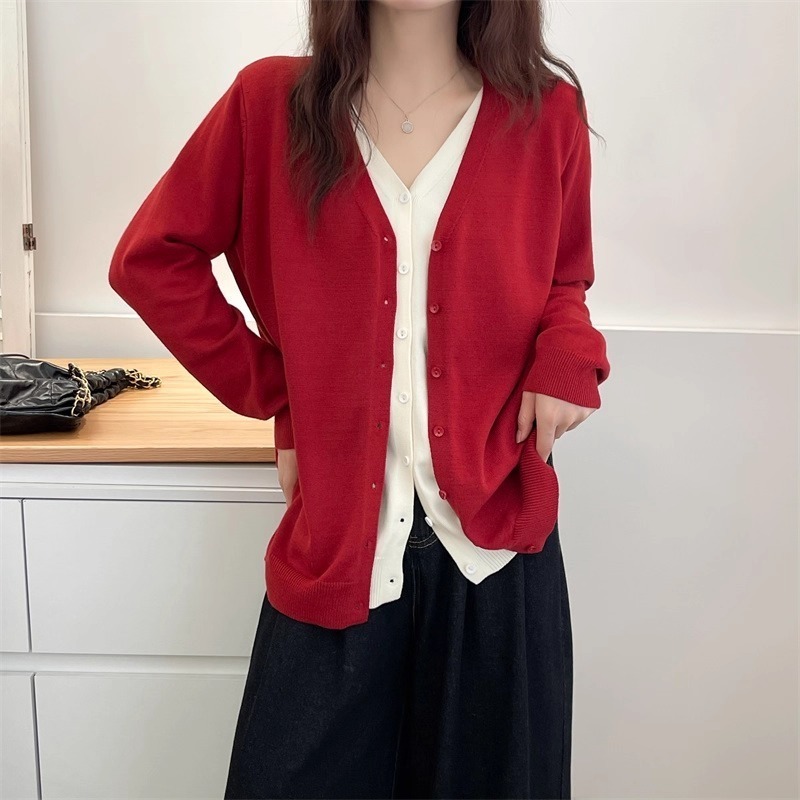 漾貝比【9155763】中大尺碼女裝 雙V撞色中排釦假兩件式毛衣．共2色 (38-50)-細節圖7