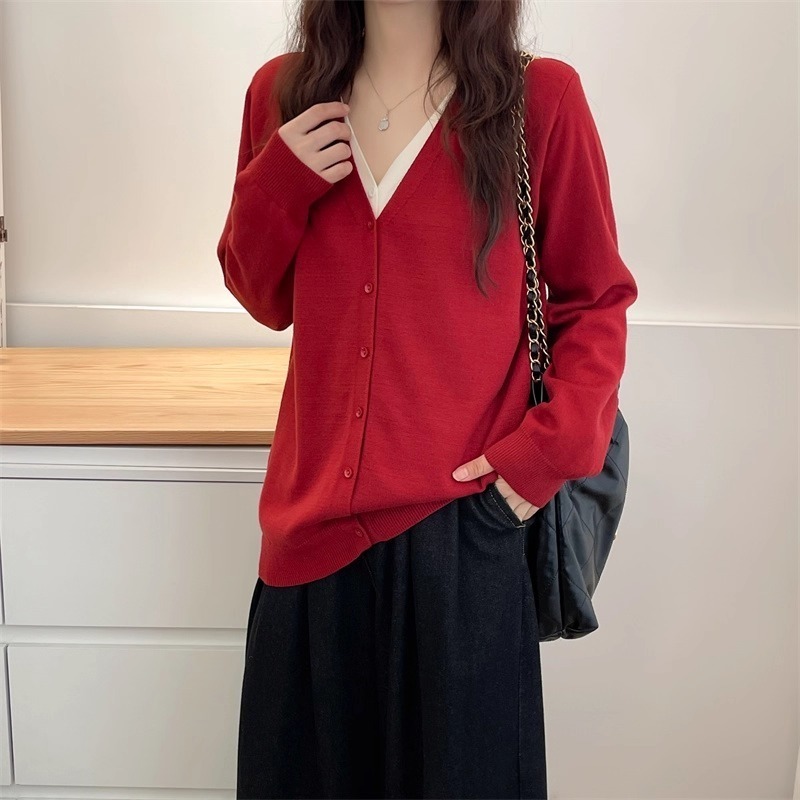 漾貝比【9155763】中大尺碼女裝 雙V撞色中排釦假兩件式毛衣．共2色 (38-50)-細節圖9