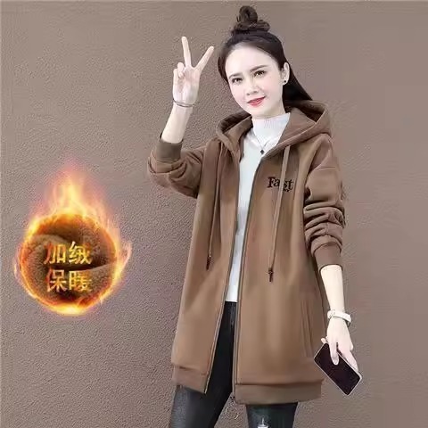 漾貝比【9155765】中大尺碼女裝 英文口袋加絨保暖連帽中長版棉外套．共2色 (36-50)-細節圖5