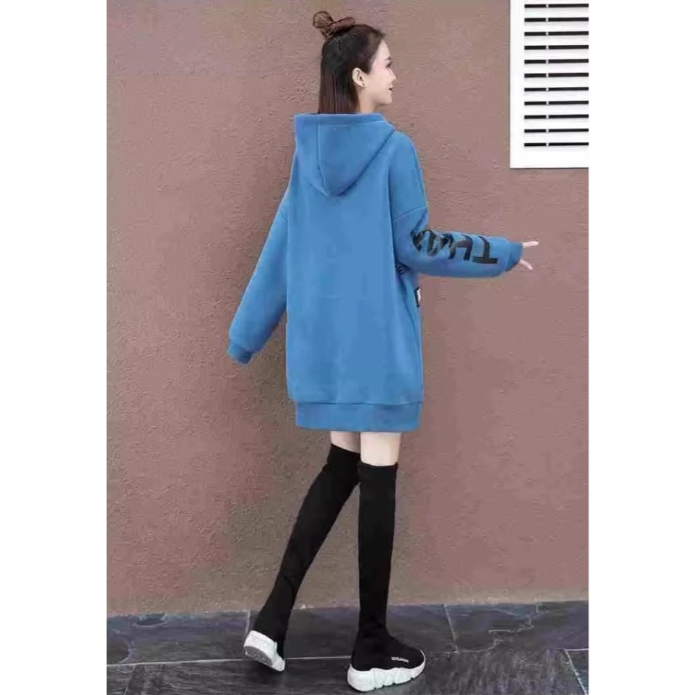 漾貝比【9155766】中大尺碼女裝 英文印花加絨保暖連帽中長版棉T．共2色 (36-46)-細節圖4