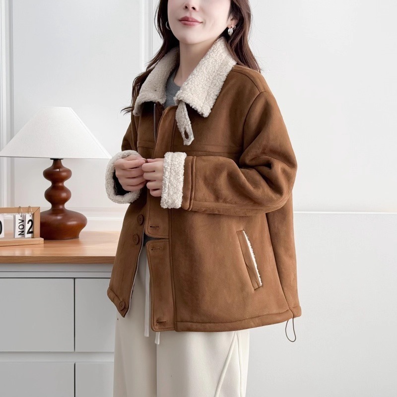 漾貝比【9155777】中大尺碼女裝 個性糜皮內羊羔毛翻領大釦拉鍊保暖外套 (36-56)-細節圖3