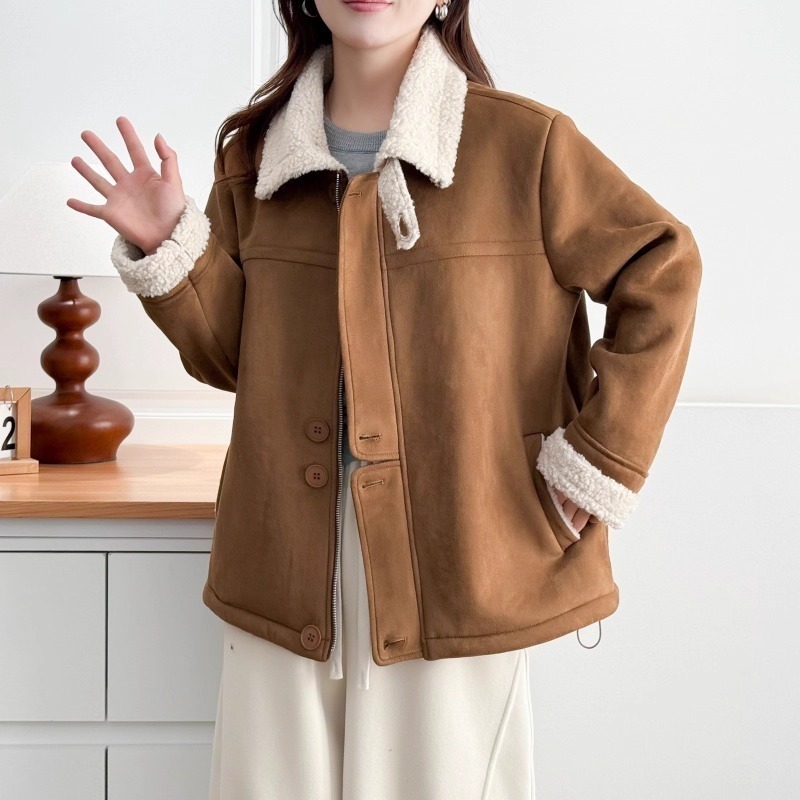 漾貝比【9155777】中大尺碼女裝 個性糜皮內羊羔毛翻領大釦拉鍊保暖外套 (36-56)-細節圖4