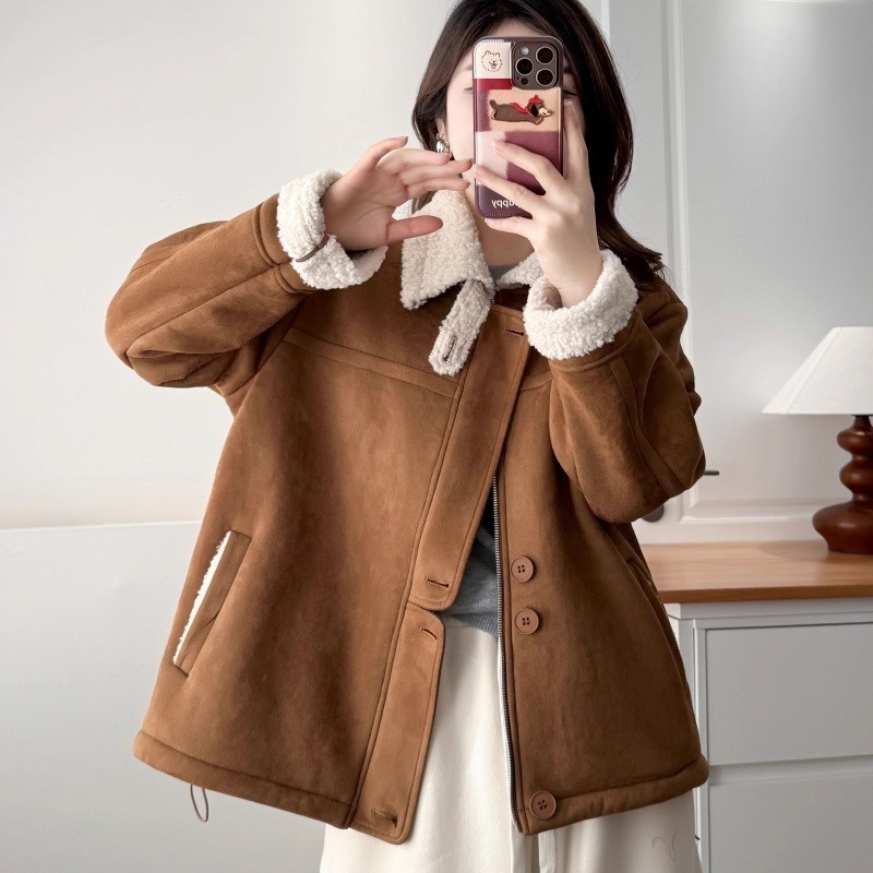 漾貝比【9155777】中大尺碼女裝 個性糜皮內羊羔毛翻領大釦拉鍊保暖外套 (36-56)-細節圖5