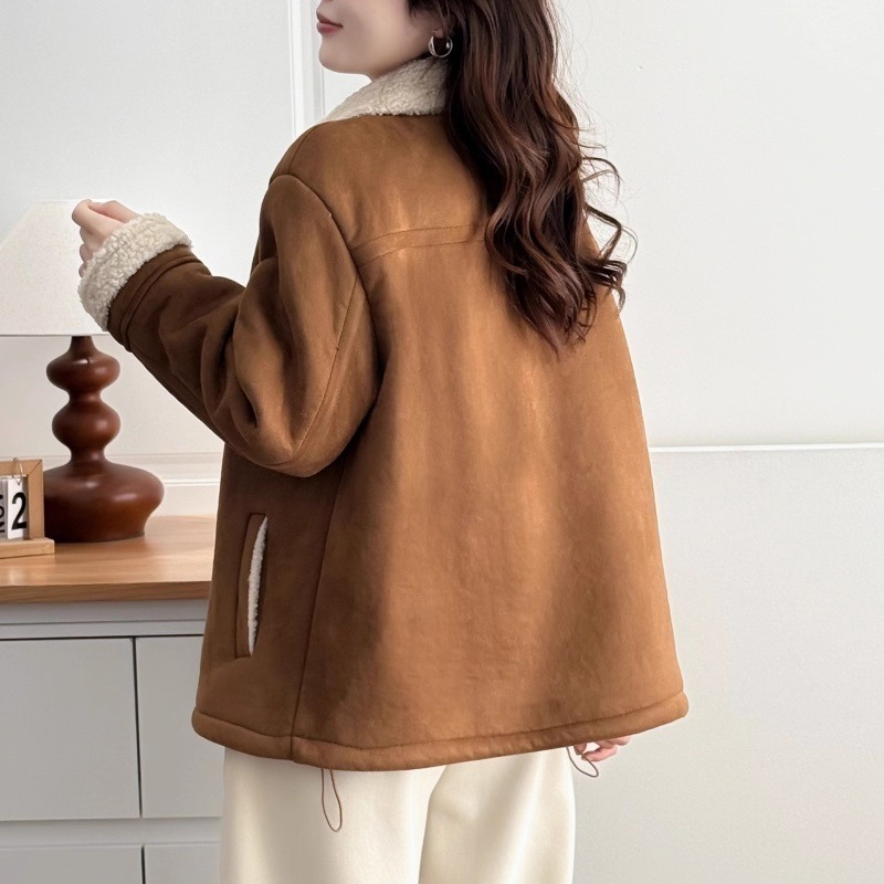 漾貝比【9155777】中大尺碼女裝 個性糜皮內羊羔毛翻領大釦拉鍊保暖外套 (36-56)-細節圖6