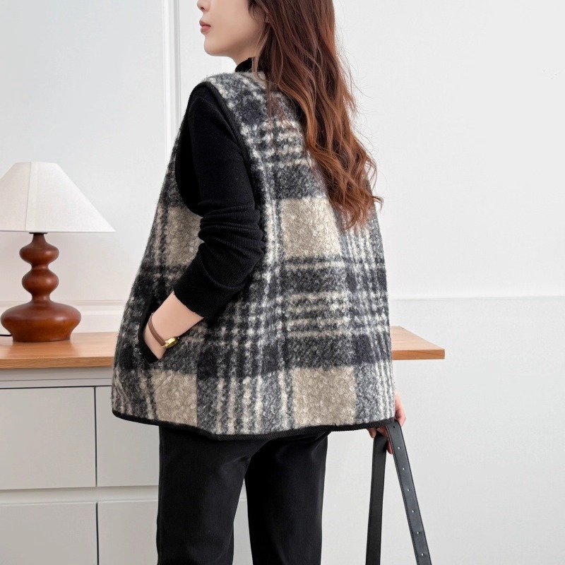 漾貝比【9155778】中大尺碼女裝 線條交錯格子顆粒絨夾羊羔毛保暖背心 (38-50)-細節圖3