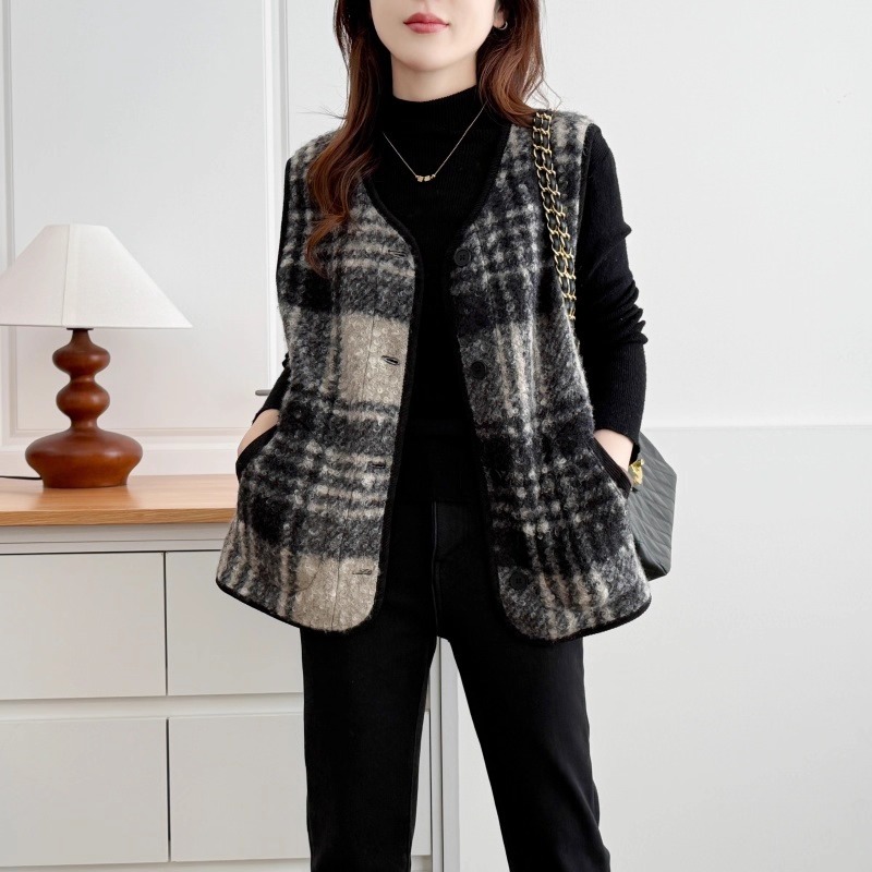 漾貝比【9155778】中大尺碼女裝 線條交錯格子顆粒絨夾羊羔毛保暖背心 (38-50)-細節圖4