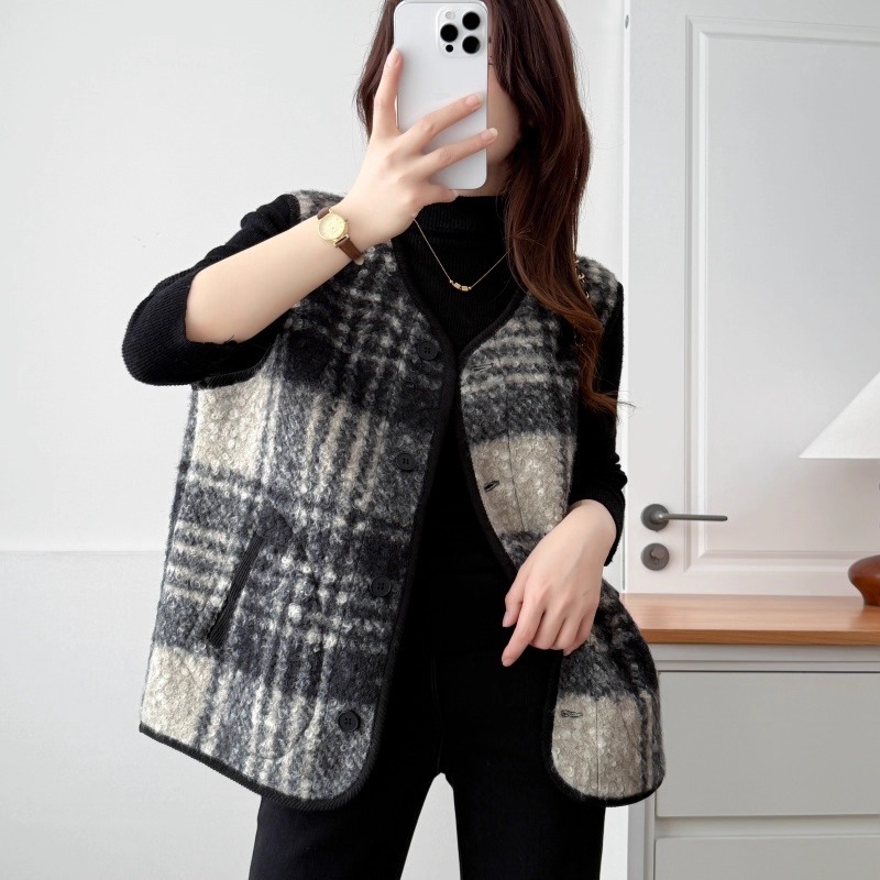 漾貝比【9155778】中大尺碼女裝 線條交錯格子顆粒絨夾羊羔毛保暖背心 (38-50)-細節圖7