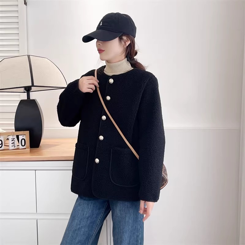 漾貝比【9155784】中大尺碼女裝 復古氣質款圓領金釦口袋顆粒絨外套．共2色(36-52)-細節圖3