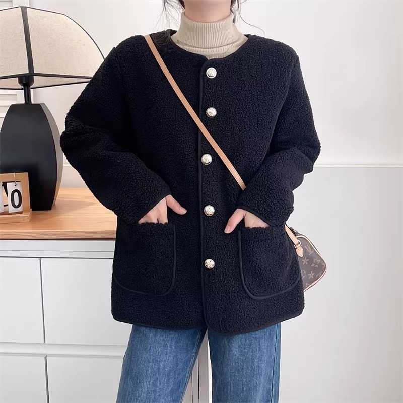 漾貝比【9155784】中大尺碼女裝 復古氣質款圓領金釦口袋顆粒絨外套．共2色(36-52)-細節圖4