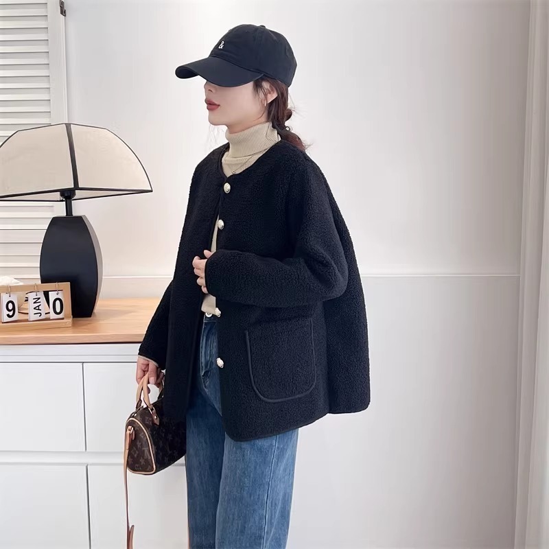 漾貝比【9155784】中大尺碼女裝 復古氣質款圓領金釦口袋顆粒絨外套．共2色(36-52)-細節圖5