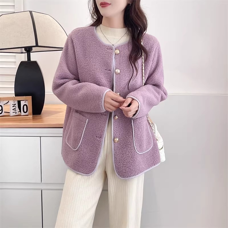 漾貝比【9155784】中大尺碼女裝 復古氣質款圓領金釦口袋顆粒絨外套．共2色(36-52)-細節圖6