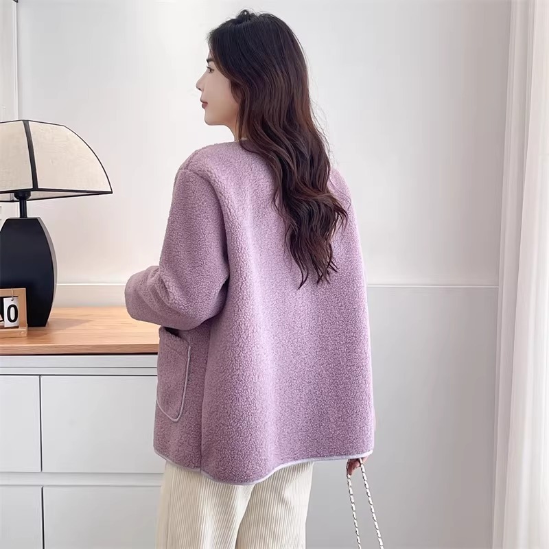 漾貝比【9155784】中大尺碼女裝 復古氣質款圓領金釦口袋顆粒絨外套．共2色(36-52)-細節圖7