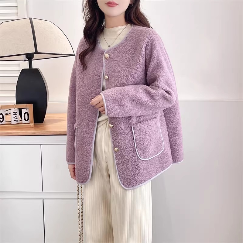 漾貝比【9155784】中大尺碼女裝 復古氣質款圓領金釦口袋顆粒絨外套．共2色(36-52)-細節圖8