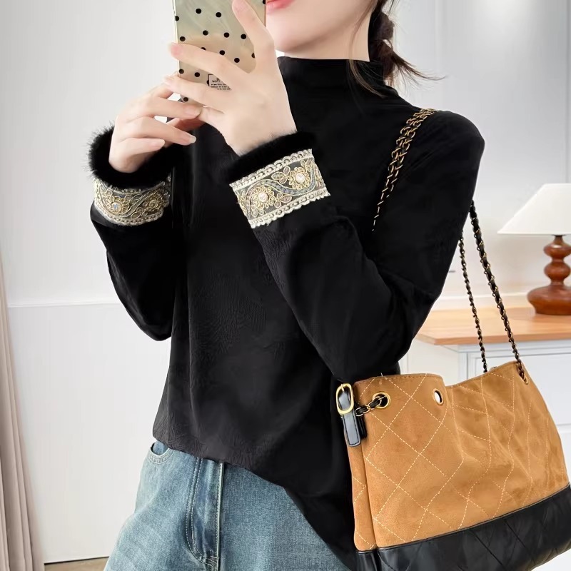 漾貝比【9155786】中大尺碼女裝 袖口繡金邊花蕾絲緹花加絨上衣．共2色(36-52)-細節圖4