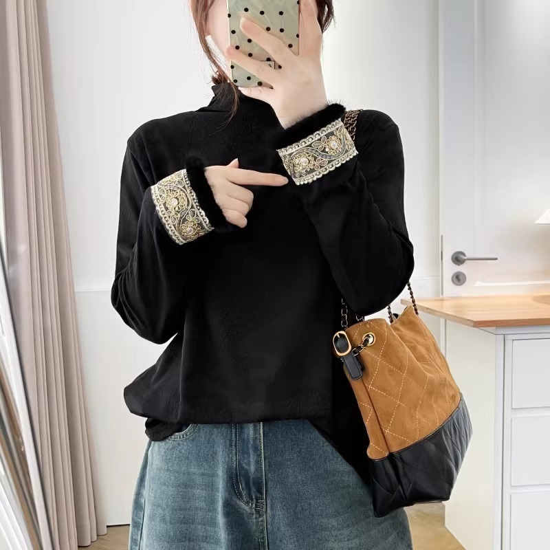 漾貝比【9155786】中大尺碼女裝 袖口繡金邊花蕾絲緹花加絨上衣．共2色(36-52)-細節圖5