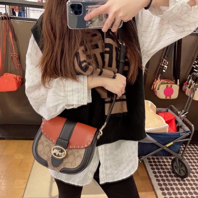 台灣美媽代購 COACH 蔻馳 包包  georgie馬鞍包 斜挎包  斜背包 手提包 郵差包 時尚百搭氣質輕奢款-細節圖4