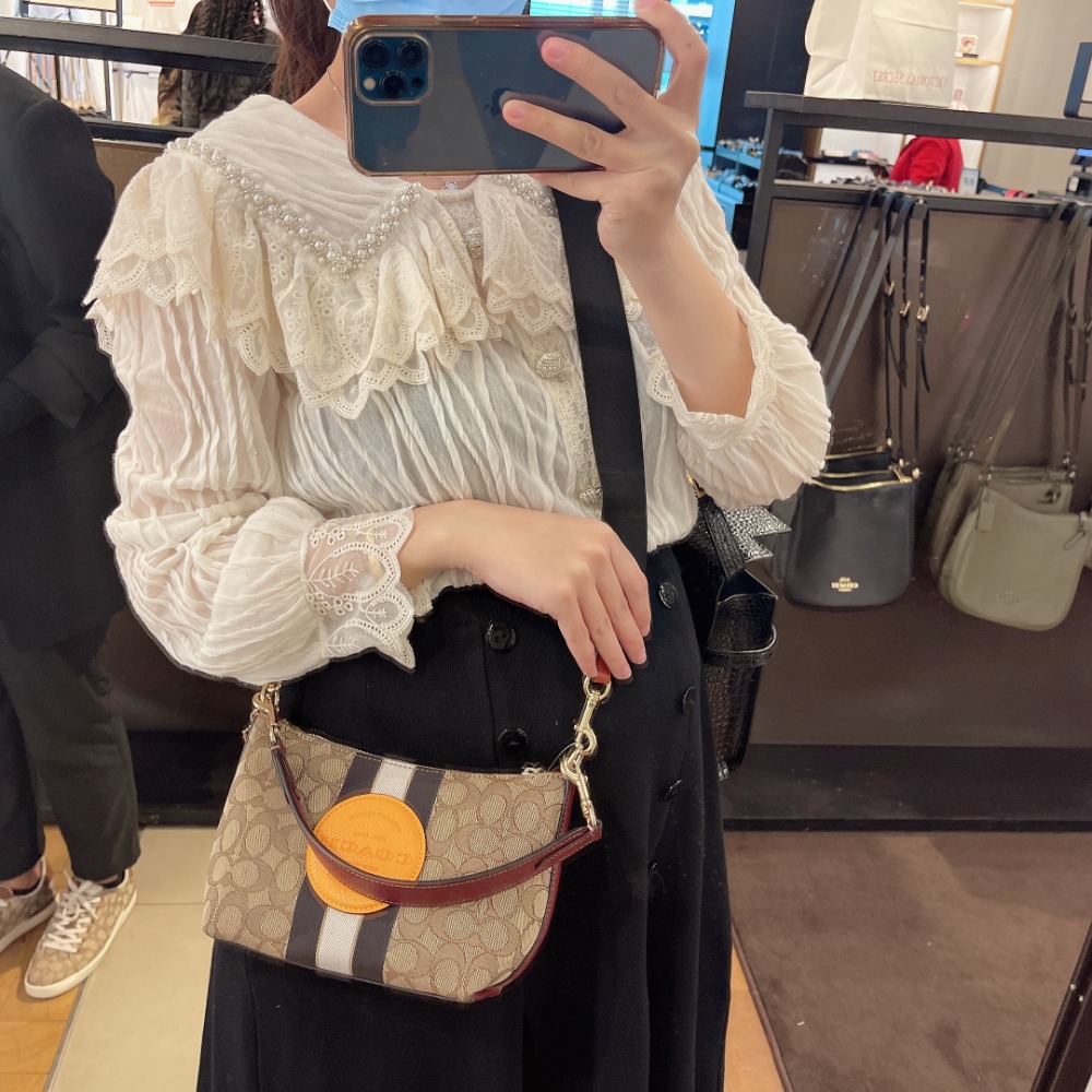 台灣美媽代購 COACH 蔻馳 包包 DEMPSEY 女士單肩包 腋下包 半月包 餃子包 斜挎包 側背包 單肩包 手提包-細節圖6