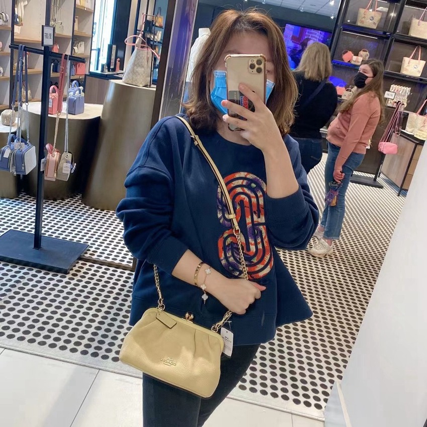 台灣美媽代購 COACH 蔻馳 包包 Nora Kisslock 吻鎖鏈條包 夾子扣 鏈條斜挎包 斜背包 復古手拿包-細節圖4