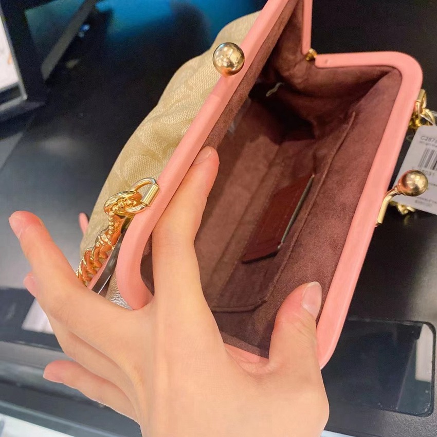 台灣美媽代購 COACH 蔻馳 包包 Nora Kisslock 吻鎖鏈條包 夾子扣 鏈條斜挎包 斜背包 復古手拿包-細節圖8