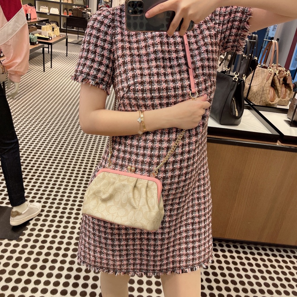 台灣美媽代購 COACH 蔻馳 包包 Nora Kisslock 吻鎖鏈條包 夾子扣 鏈條斜挎包 斜背包 復古手拿包-細節圖9