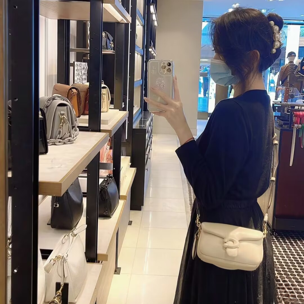 台灣美媽代購 COACH 蔻馳 包包 酒神包 單肩包 斜挎包 郵差包 斜背包 手提包 腋下包 軟麵包 可愛迷你雲朵包-細節圖6