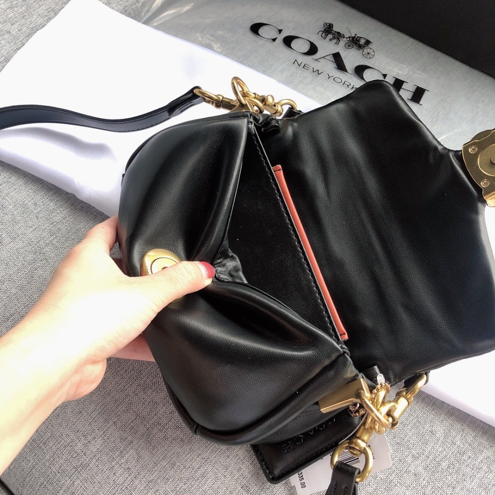 台灣美媽代購 COACH 蔻馳 包包 酒神包 單肩包 斜挎包 郵差包 斜背包 手提包 腋下包 軟麵包 可愛迷你雲朵包-細節圖11