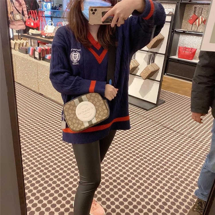 台灣美媽代購*美國直郵 蔻馳 包包 Dempsey 21系列 相機包 單肩包 斜挎包 側背包 手機包 學院風徽章款斜挎包-細節圖4