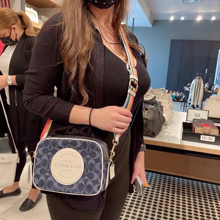 台灣美媽代購*美國直郵 蔻馳 包包 Dempsey 21系列 相機包 單肩包 斜挎包 側背包 手機包 學院風徽章款斜挎包-細節圖7