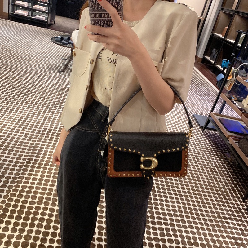 台灣美媽代購 COACH 蔻馳 包包 經典logo翻蓋斜挎包 酒神包 單肩包 斜挎包  腋下包 手提包 時尚拼色信封包-細節圖4