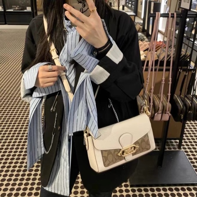 台灣美媽代購 COACH 蔻馳 包包 經典款馬車扣翻蓋斜挎包 酒神包 單肩包 斜挎包 斜背包 腋下包 時尚氣質郵差包-細節圖2